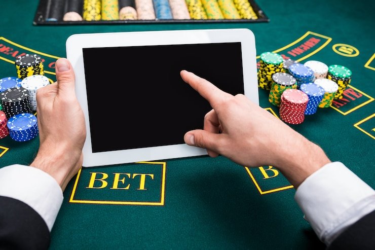 Layar login aplikasi holybet menunjukkan opsi nama pengguna, email, dan kata sandi dengan tombol masuk besar